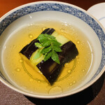 馳走 啐啄一十  - 【写真⑱】茄子の揚げ浸し、山椒の木の芽、真昆布と4種類の節の出汁のお椀