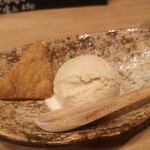 手打ち蕎麦 YAHEI - そば茶アイスは絶品！！そばの薫りがちゃんと立っていて、添えられたこの三角形がサクッと香ばしくて美味しかった…なんだったんだろw（そばのナチョスみたいな）