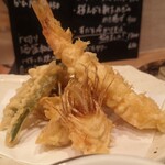 手打ち蕎麦 YAHEI - プリプリの海老とジューシーな筍、みずみずしいアスパラ、ふっくら柔らかい茄子の三種野菜の天ぷらどれもこれも美味しい！藻塩でどうぞ