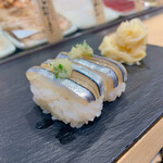 寿司 魚がし日本一 - きびなご2貫 240円