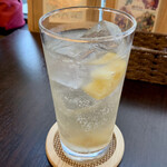 バルバルキッチンアメリ - 自家製レモンサワー(¥500)
      自家製と言うだけあってレモンの香りが鮮烈。