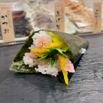 寿司 魚がし日本一 - とろたく手巻き 300円