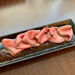 バルバルキッチンアメリ - 燻製ローストビーフS(¥680)
      燻製にしてあることで独特の香りと味がして実に美味しい！