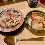 Amanatsu - いわしと玉ねぎの重ね焼き（アヒージョ風 パン付き）