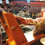 ビストロバールJIN - 足一本まるごと生ハムがカウンターに置かれてたり。'13 8月中旬