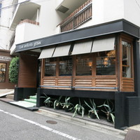 レザンファン ギャテ - 黒いラインが印象的なファサード