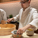 銀座 しのはら - 握りの酢飯準備中