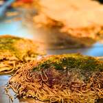 八昌 - お好み焼き専用に開発された、いその製麺さんのソバは存在感がしっかりあって、周辺の麺はカリカリに焼くのが八昌さんの特徴。中心部の一番厚みのある部分が一番美味しいんです。
