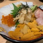 近江町海鮮丼家ひら井 - ウニ・イカ丼アップ◎