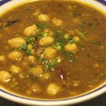 エチオピアカリーキッチン - ピリ辛でサラサラのルーに３種類の豆をミックスして入れ込んだ、ちょっとエキゾチックなカリー。また、豆類にはたんぱく質、ビタミンＢ２、食物繊維、鉄分等が多く含まれていて、ヘルシーな上に理想的な栄養食品です。少しお疲れ気味の方には、お勧めのカリーです・・・・。