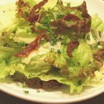 エチオピアカリーキッチン - グリーンサラダ。ドライトマトをトッピングした緑黄色野菜のフレッシュサラダ。