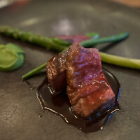 Jose Luis Karuizawa - ◇国産牛のロースト 信州野菜のエスカリバーダ添え
                    ‥レアな火入りの、やわらか〜い赤身のお肉を
                    ゴボウのパウダーと、グリーンピースのペースト、
                    赤ワインのソースでいただきます(*´ω｀*)