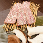 焼肉Diner やきや - 特選カルビ。サシが綺麗。