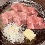 焼肉Diner やきや - 牛タン。白髪ネギと生姜で。