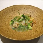 レミニセンス - 西浦浅利：愛知 西浦産の大粒の浅利にブロッコリーを合わせて、マイクロパクチーをトッピングされています。ソースはアオサ海苔にヘーゼルナッツと胡麻が添えられ、香りをたのしみながらプリプリな浅利が堪能できます。