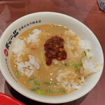 天下一品 - 【2023年06月】こってりMAX並＠1,210円(込)、ライスにスープも入れちゃって、からし味噌も入れて頂きました。スープはすぐには浸み込まないです(笑)。