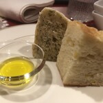 洋食&ワイン LUCE - パンはなんと100円！