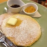 タイムレスコンフォートカフェ - パンケーキにはメイプルシロップとマーマレードを付けて