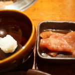 よろにく - タレにじゃぶじゃぶつけて、ごはんを巻いていただきます♪（2013/8）