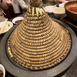 Shousai Unnan Kakyou Beisen - お鍋は中からスチームが出るので藁の蓋をします！