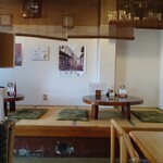 きくすい - 店内はテーブル席と小上がり席