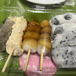 和洋生菓子 美好庵 - 左← 胡麻、きなこ、醤油  右→奥 豆団子 手前胡麻大福