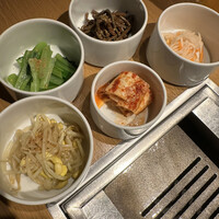 ビーフキッチン 恵比寿店 - ナムル4種と白菜キムチ