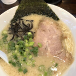 博多豚骨うまか丸 - 豚骨ラーメン830円