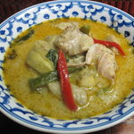 バンコク屋台 カオサン - テイクアウトのグリーンカレー、家の器に盛ったところ