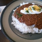 Shimmon Doori Kafe Pommubeeru - 辛口ドライカレー 880円
                        食べていくと…意外と辛い。
                        忙しい時期のためか、サラダはついていなかった。