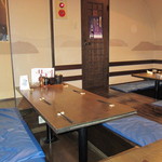 炉ばたやき山波月 - 店内奥は、広めでゆっくりできる堀席。