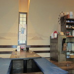 炉ばたやき山波月 - 堀席は６名×２、４名×２で２０名を収容。