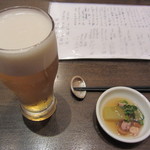 炉ばたやき山波月 - とりあえずビールはサントリーモルツ。とつき出し。