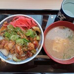 Yoshinoya - 焦がしねぎ焼き鳥丼、冷汁
