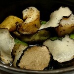 ビストロ　アギャット - 三陸産アワビとホタテ 山形県産グリーンアスパラガスのムニエル トリュフの香る熱々のココットで