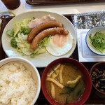 すき家 - ソーセージ納豆ベーコンエッグ朝食(ご飯ミニ) 600円(税込)。
            