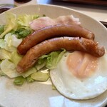 すき家 - ソーセージ納豆ベーコンエッグ朝食(ご飯ミニ) 600円(税込)。
            