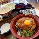 すき家 - マグロユッケ丼 700円(税込)。