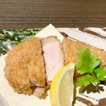 Tonkatsu Shokubou Atsumaru - 厚切りロースかつ　美しいピンク色　