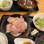 Buta Suteki Juujuu - 上：牛タンシチュー煮込みハンバーグ定食
                        下：ベーコンステーキ定食