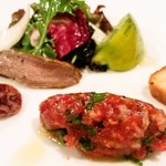 ラ・サンテ - 羊モモ肉のタルタル、心臓の燻製、脂を練りこんだトースト