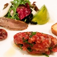 ラ・サンテ - 羊モモ肉のタルタル、心臓の燻製、脂を練りこんだトースト