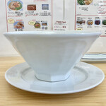 味世 - 台湾ラーメンの器が変わってました（丸から三角）