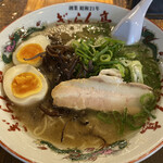 ぎょらん亭 - 煮玉子ラーメン930円（スープは十割、麺は中太、固さ普通）