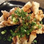 餃子家 龍 - 甘辛ダレのカリカリ鶏皮揚げ