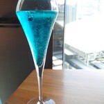 梅田 ブルーバード - 追加:青いスパークリングワイン「ラ·ヴォーグ·ブルー」968円