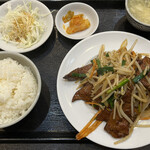 金龍 - ニラレバ定食700円