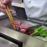 ビーフステーキ専門店　ひよこ - ヒレステーキ調理中（２５年８月）