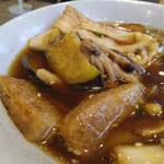 武蔵野うどん 五六 - 肉汁、肉　揚げ茄子、キノコ類　油あげ、一つ一つの素材が美味しい♬