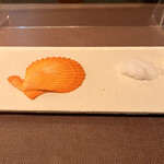 Sumile OSAKA - オレンジ色のホタテに盛り付けされたお料理が出てくるのです